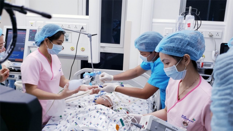 Thủ Tướng Nguyễn Xuân Phúc chúc mừng cuộc phẫu thuật 2 bé song sinh thành công (15/7/2020)