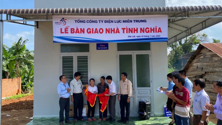 Đắk Lắk: Trao 5 nhà tình nghĩa cho gia đình chính sách, hộ nghèo (23/7/2020)