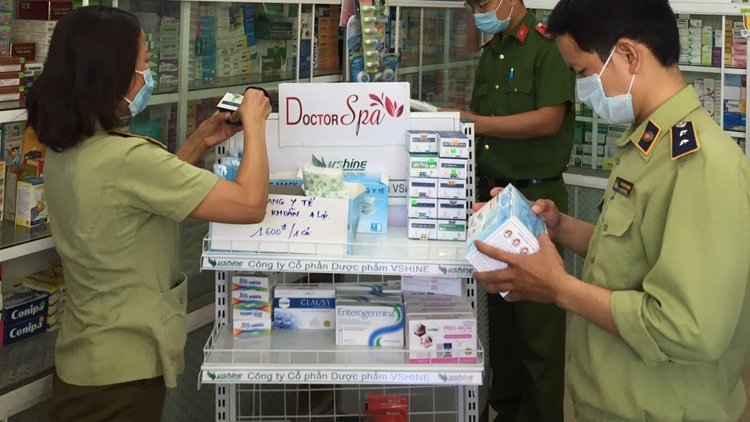 Quản lý thị trường: Tuyến đầu kiểm tra, kiểm soát các hoạt động sản xuất, vận chuyển, buôn bán các mặt hàng phục vụ phòng chống dịch bệnh (11/8/2020)