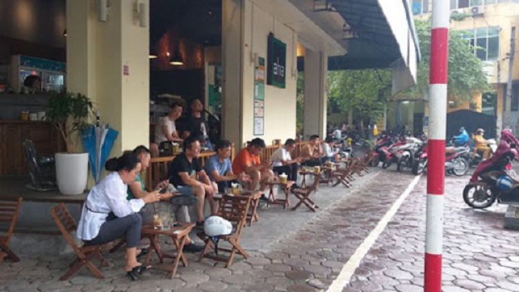 Hà Nội: Nhiều hàng quán vỉa hè, quán Café…vẫn hoạt động bất chấp quy định dừng hoạt động (2/8/2020)