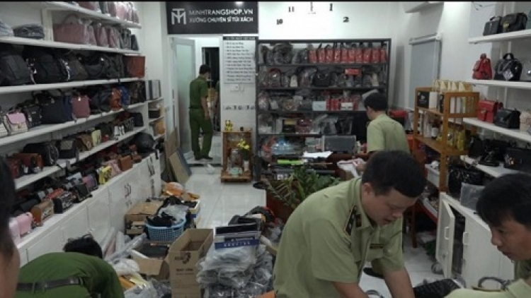 Phát hiện "kho vũ khí" trong cửa hàng kinh doanh túi xách ở Tp.HCM (29/9/2020)