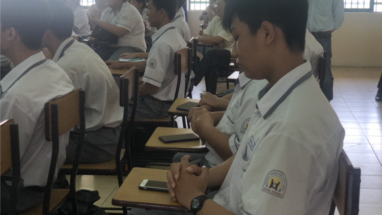 Học sinh sử dụng điện thoại trong giờ học: Cấm hay quản đều khó (26/9/2020)