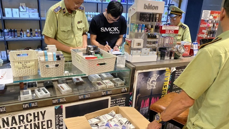 Hà Nội triệt phá cơ sở kinh doanh núp bóng quán cafe và tịch thu gần 1500 máy hút thuốc lá điện tử (11/9/2020)