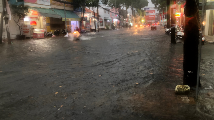 Cần Thơ: Chiều nay mưa lớn, nhiều tuyến đường lại biến thành sông (22/9/2020)