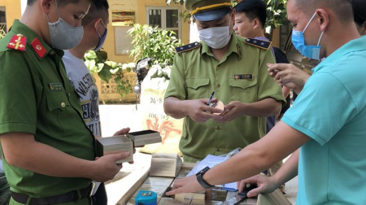 Lạng Sơn: Ngăn chặn kịp thời phương tiện vận chuyển 3.000 chiếc khẩu trang vải và 1.000 lọ kem dưỡng da nhập lậu đang trên đường tiêu thụ (4/9/2020)