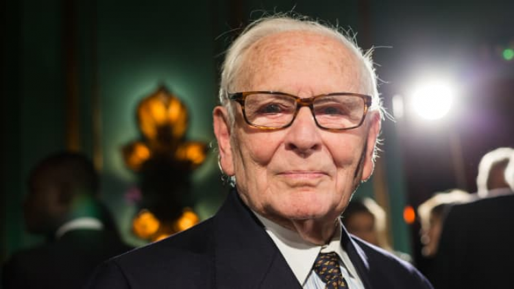 Pierre Cardin qua đời ở tuổi 98: Nhà thiết kế thời trang của tương lai