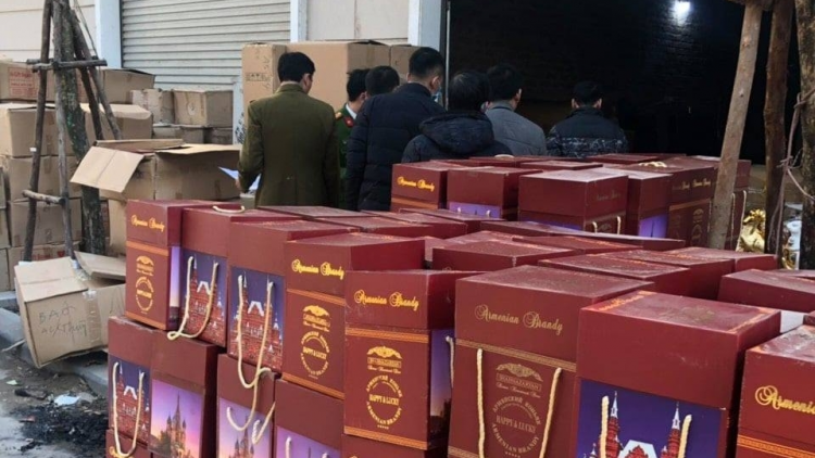 Quản lý thị trường Hà Nội: bắt giữ vụ sang chiết rượu ngoại giả quy mô lớn (21/1/2021)