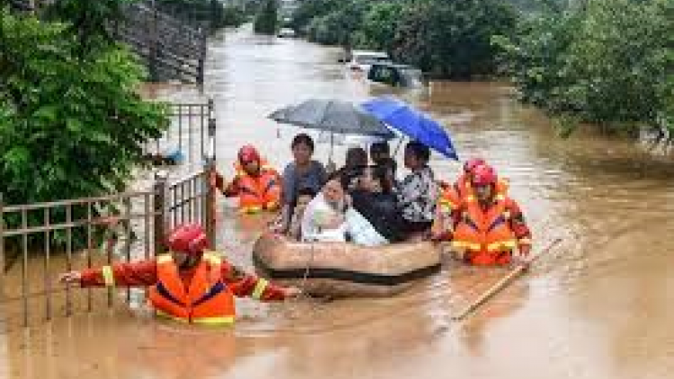 Người dân cần chủ động bảo vệ sức khỏe trong mùa bão, lũ (Ngày 25/10/2020)