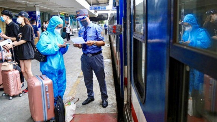 THỜI SỰ 12H TRƯA 31/10/2021: Từ hôm nay, hành khách đi tàu hỏa chỉ khai báo di chuyển trên ứng dụng PC-COVID mà không cần khai theo mẫu phiếu thông tin hành khách