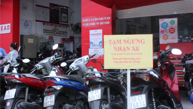 TPHCM: Dịch vụ sửa xe máy tấp nập trong hai ngày cuối tuần (3/10/2021)