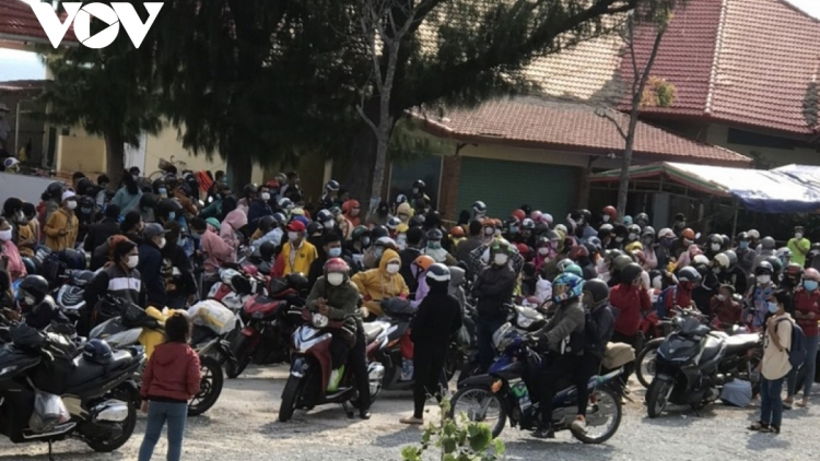 Giải pháp nào để tổ chức đưa đón, đảm bảo an sinh cho người lao động về quê tự phát? (7/10/2021)