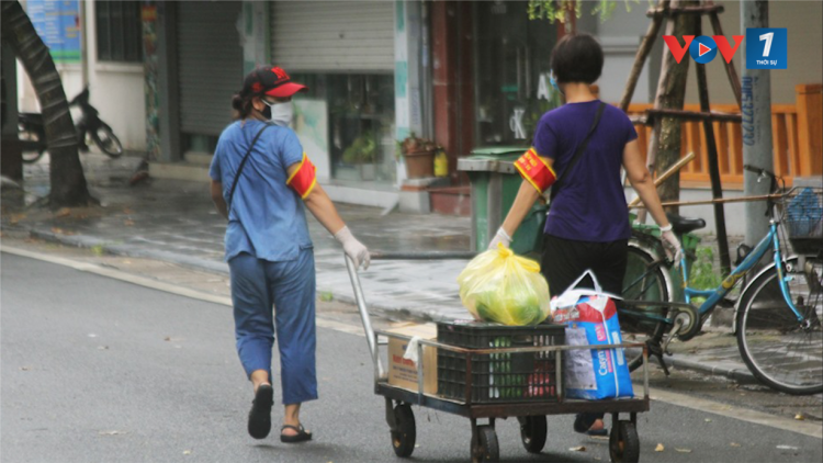 Chăm lo kịp thời cho người dân khu phong tỏa (9/10/2021)
