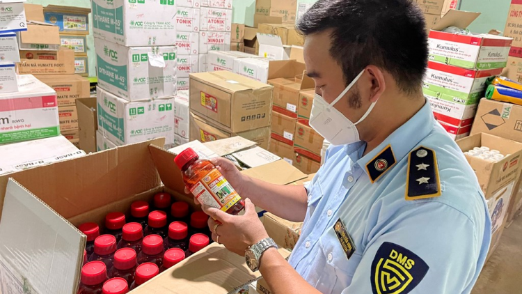 Phát hiện cơ sở kinh doanh thuốc bảo vệ thực vật chứa hoạt chất cấm (15/10/2021)