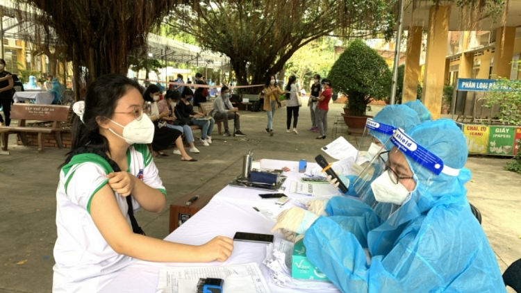 TP.HCM: Học sinh, phụ huynh vui mừng vì trẻ được tiêm vaccine COVID-19 (27/10/2021)