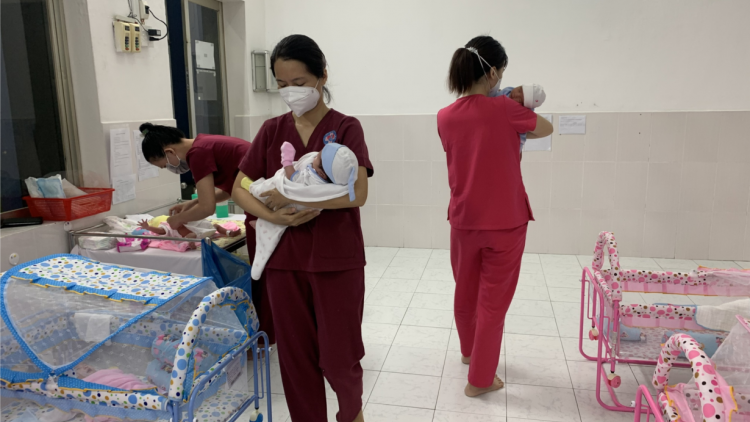 Những "người mẹ thứ hai" của trẻ có mẹ mắc COVID-19 (1/10/2021)