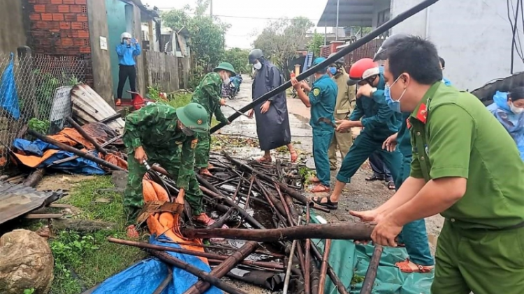 Quảng Ngãi: Hằng trăm cán bộ, chiến sĩ giúp dân sửa chữa nhà cửa do lốc xoáy (21/10/2021)