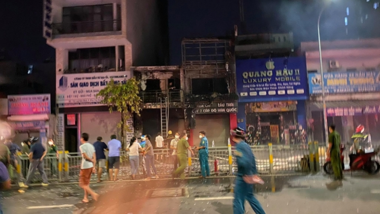 4 người thoát nạn, 1 người tử vong trong vụ cháy nhà ở quận Tân Phú đêm 3/10 (04/10/2021)