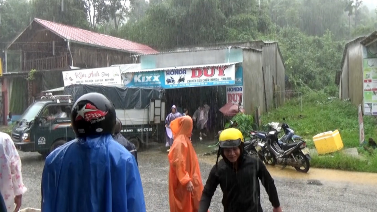 Quảng Nam: Sạt lở đất, các huyện miền núi khẩn trương di dời dân đến nơi an toàn (24/10/2021)