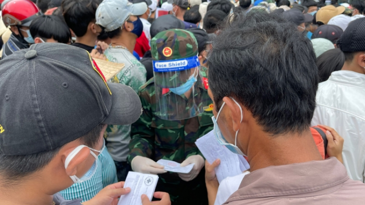 Bình Dương: Xô đẩy, chen lấn để được tiêm vaccine (12/10/2021)