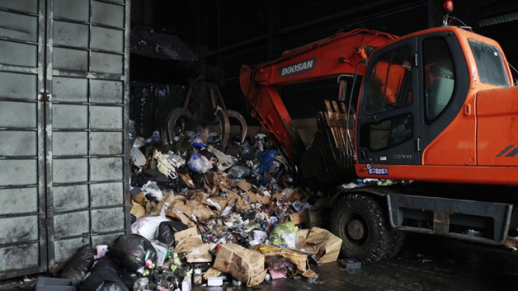 Tiêu huỷ lô nước hoa vi phạm trị giá gần 8 tỷ đồng (4/11/2021)