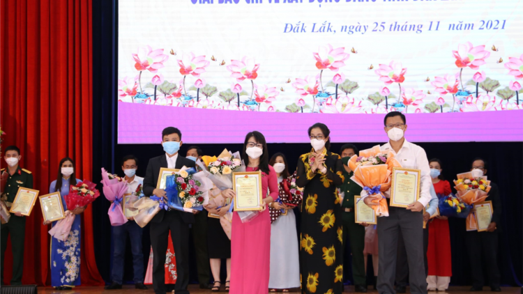 Trao Giải Báo chí về xây dựng Đảng tỉnh Đắk Lắk (25/11/2021)