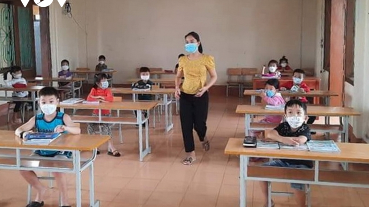 THỜI SỰ 12H TRƯA 19/11/2021: Những  lớp học trong khu cách ly giúp học sinh là F1 vẫn được lên lớp học tập tại tỉnh Quảng Bình