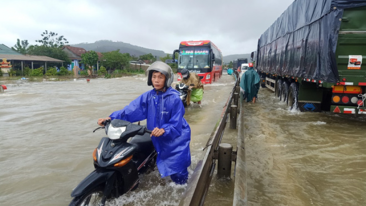 THỜI SỰ 21H30 ĐÊM 30/11/2021: Các tỉnh miền Trung cần chủ động ứng phó với mưa lớn, lũ cuốn hạn chế thiệt hại cho dân.