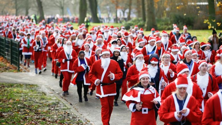 Độc đáo cuộc thi Santa Run chào đón lễ Giáng sinh (23/12/2021)