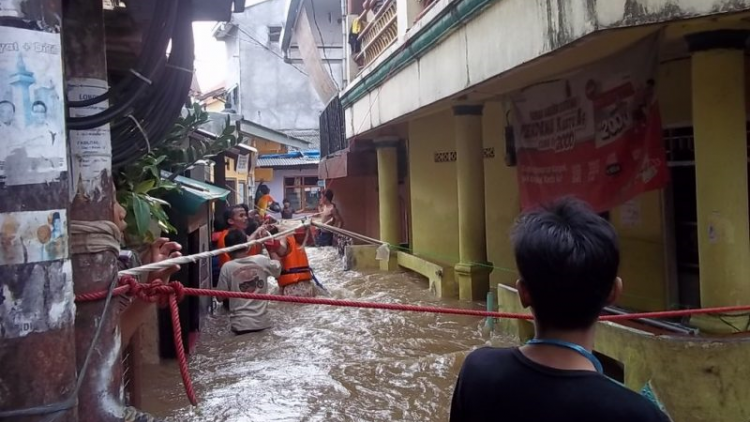 Indonesia chống chọi với lũ lụt khi thời tiết khắc nghiệt tấn công khu vực (23/12/2021)