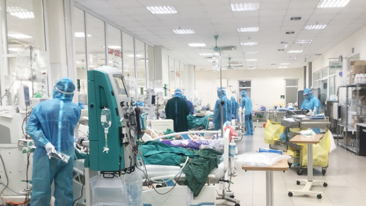 THỜI SỰ 18H CHIỀU 13/12/2021: Các cơ sở điều trị bệnh nhân Covid 19 tại  Hà Nội đang quá tải