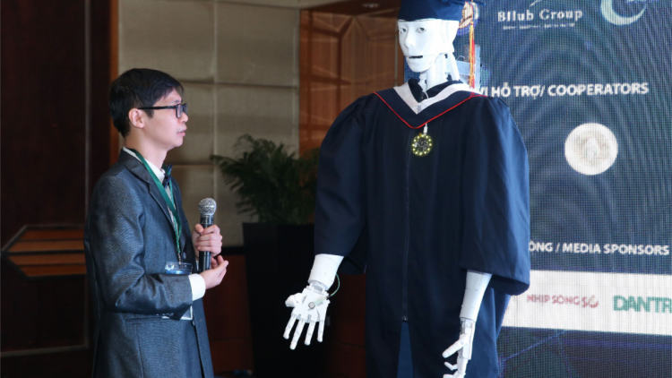 Robot "Made in VietNam" Trí Nhân giải toán, phiên dịch (13/2/2021)