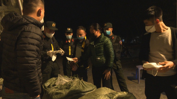 Quảng Ninh: Bắt xe tải chở hơn 100.000 khẩu trang "lậu" (5/2/2021)