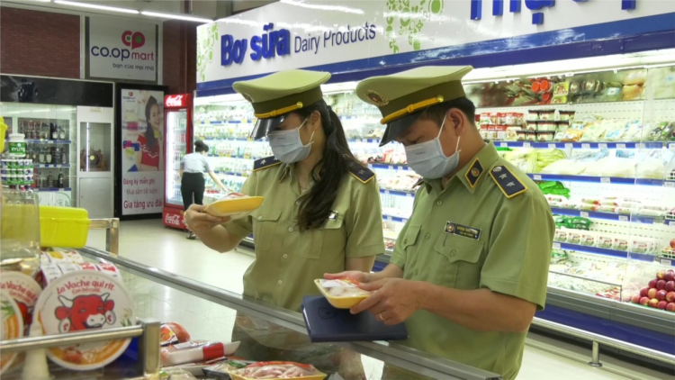 Lực lượng QLTT kiểm soát chặt hàng hóa lưu thông trên thị trường, đặc biệt tại vùng tâm dịch (18/2/2021)