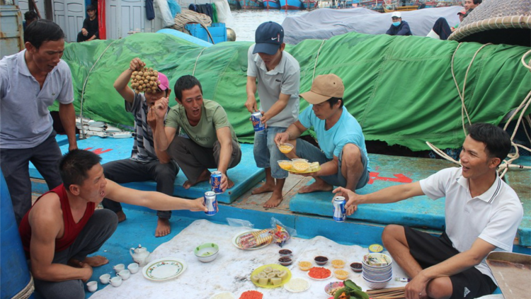 Ngư dân miền Trung bội thu chuyến biển cuối năm (09/02/2021)