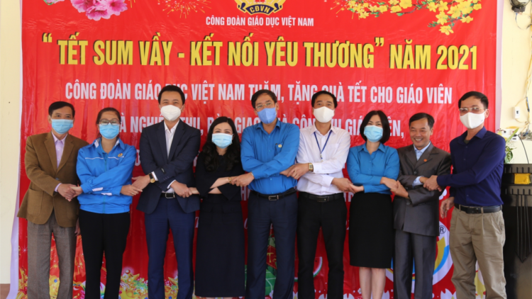 Chăm lo hỗ trợ giáo viên trong dịp Tết Nguyên đán Tân Sửu 2021 (05/02/2021)