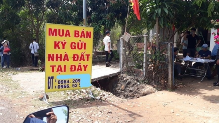 Loạt bài: "Giải mã cơn sốt đất" - Bài 2: "Phương thuốc nào “cắt cơn sốt” bất động sản hiện nay?" (29/03/2021)