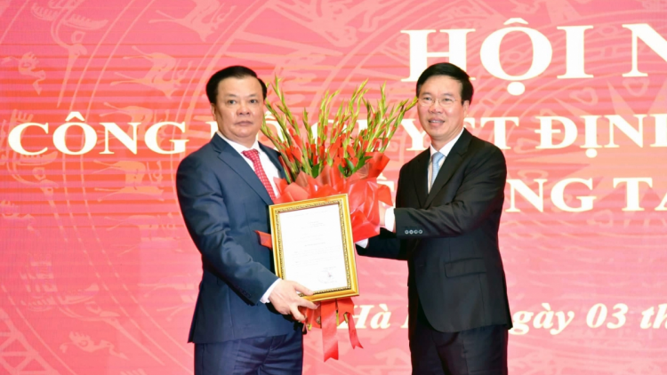 Thường trực Ban Bí thư Võ Văn Thưởng trao quyết định của Bộ Chính trị cho tân Bí thư Thành ủy Hà Nội (3/4/2021)