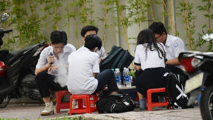 Loat bài: "Thuốc lá điện tử - “cái chết trắng” bủa vây giới trẻ". Bài 1: "Thuốc lá điện tử “tấn công” trường học". (05/04/2921)