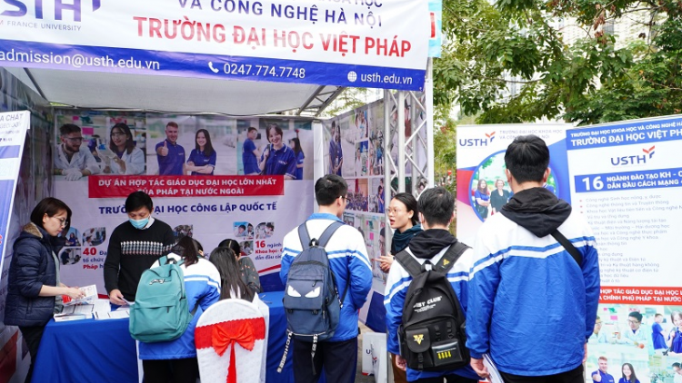 Hàng nghìn thí sinh tham dự Ngày hội tư vấn tuyển sinh hướng nghiệp 2021 (11/4/2021)