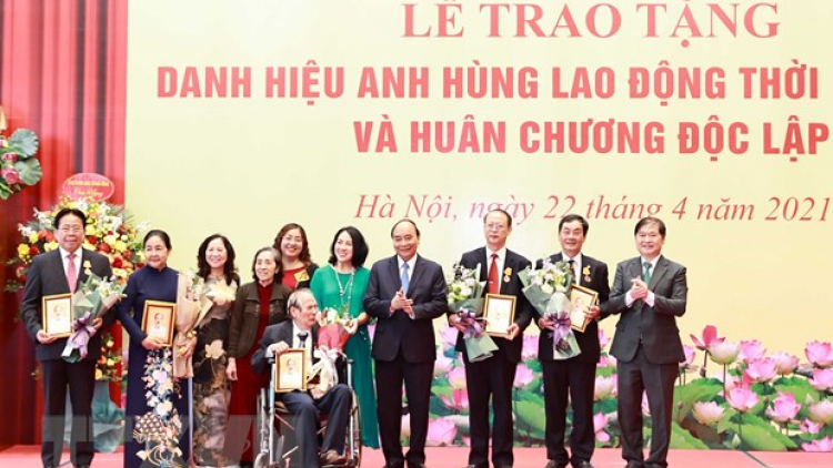 THỜI SỰ 18H CHIỀU 22/04/2021: Chủ tịch nước Nguyễn Xuân Phúc trao tặng danh hiệu Anh hùng Lao động cho một số nhà khoa học.
