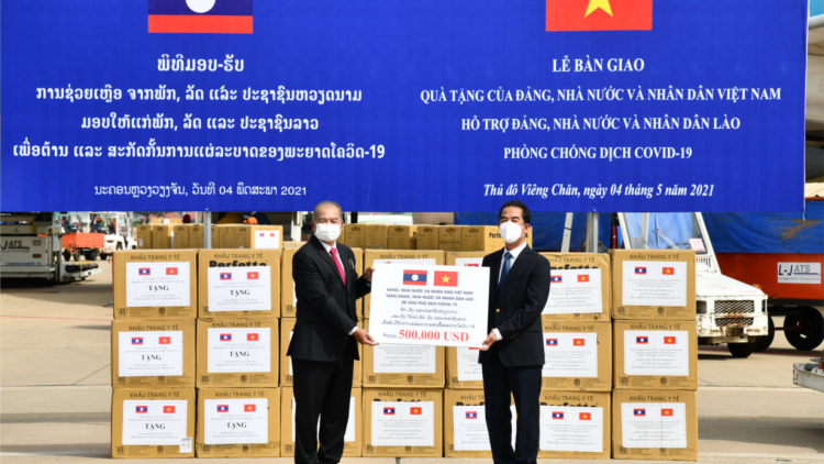 Việt Nam, quốc gia đầu tiên hỗ trợ tài chính, vật tư y tế và cử chuyên gia giúp Lào chống dịch Covid-19 (04/05/2021)