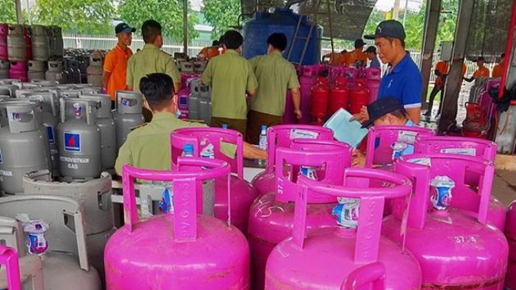 QLTT TP. HCM phát hiện hàng trăm bình khí LPG có dấu hiệu vi phạm trong chiết nạp (04/05/2021)