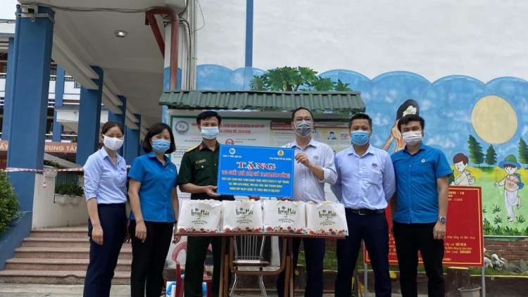Tết thiếu nhi đặc biệt của các em thiếu nhi trong khu phong toả ở Hải Dương (31/5/2021)