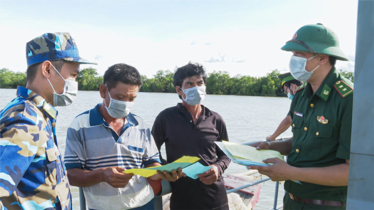 Bộ đội biên phòng Sóc Trăng: Tuyên truyền chống xuất nhập cảnh trái phép cho bà con ngư dân góp phần ngăn chặn dịch bệnh (05/06/2021)