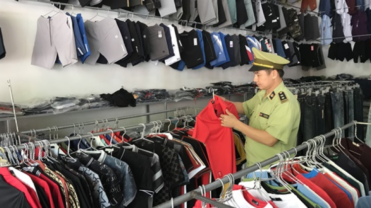 An Giang: thu giữ lượng lớn quần áo may sẵn có dấu hiệu vi phạm thương hiệu nổi tiếng (29/6/2021)