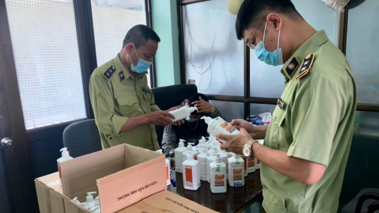 QLTT tăng cường kiểm tra mặt hàng dung dịch sát khuẩn (4/6/2021)