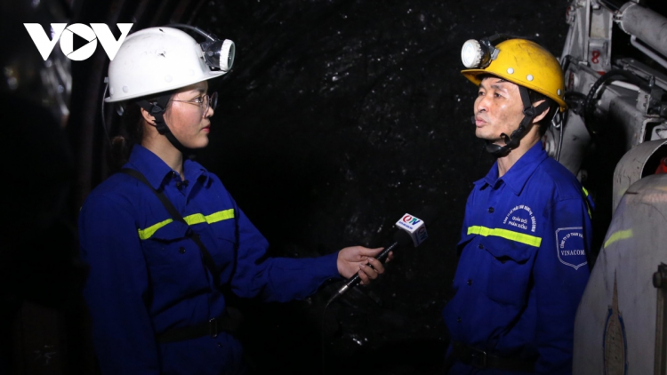 Chuyện những phóng viên “lên tầng cao, xuống lò sâu” (21/6/2021)