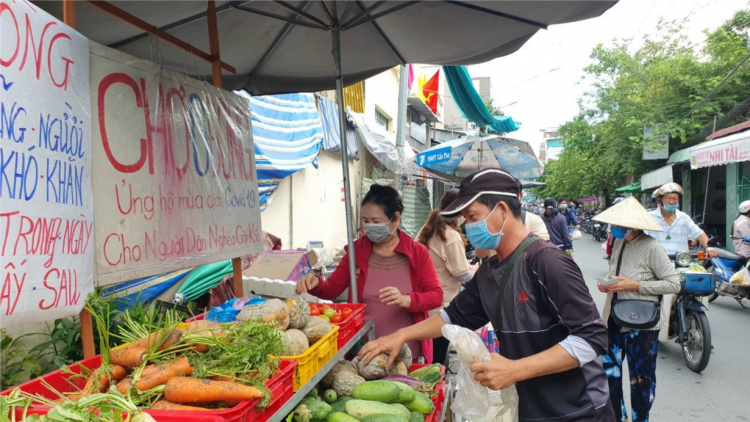 Thơm thảo phiên “Chợ 0 đồng” ở Cần Thơ giúp người khó khăn giữa mùa dịch Covid-19. (23/06/2021)