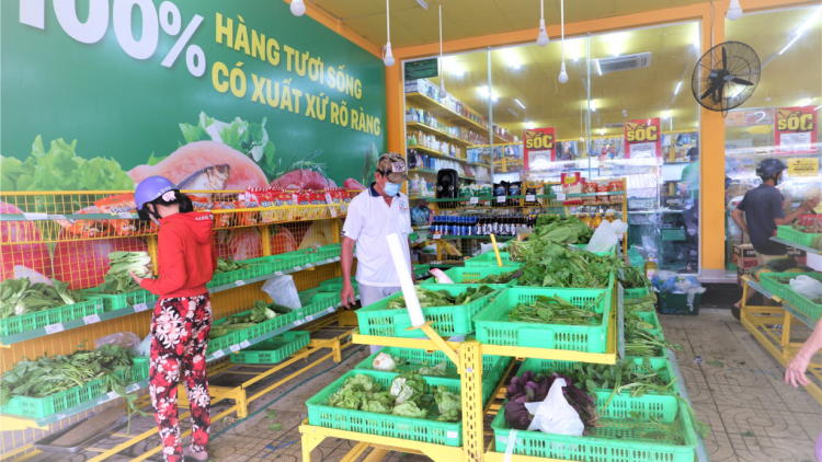 Cần Thơ: Dừng hoạt động chợ, người dân xếp hàng chờ mua thực phẩm ở các cửa hàng tiện ích (13/7/2021)