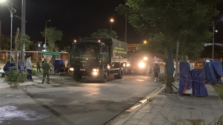Đà Nẵng: Người, xe gắn máy ùn ứ tại các chốt kiểm dịch (14/7/2021)